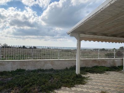 Luminosa e Moderna Villetta con Vista Mare e Giardino Privato