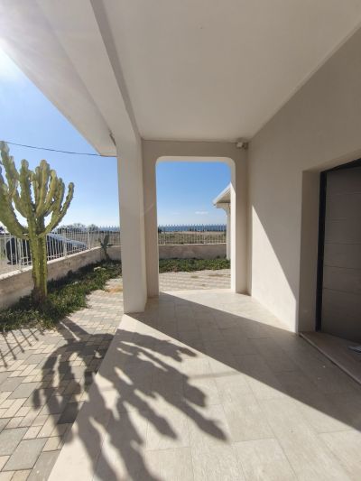 Luminosa e Moderna Villetta con Vista Mare e Giardino Privato