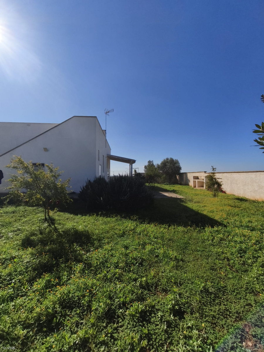 Luminosa e Moderna Villetta con Vista Mare e Giardino Privato